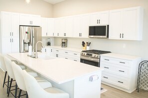 Microondas, horno, parrilla de estufa y lavavajillas 