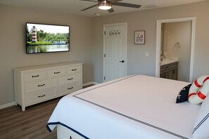 Tabla de planchar con plancha, wifi y ropa de cama