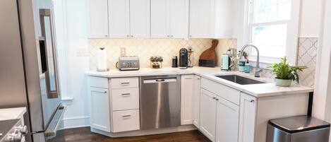 Micro-ondes, four, plaque de cuisson, lave-vaisselle