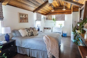 4 bedrooms, WiFi, bed sheets - Stylish 3 BR Home on Beltline w/ private office & fenced private courtyard (Atlanta)