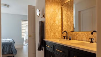 Secador de cabelo, toalhas de banho, sabonete, papel higiênico