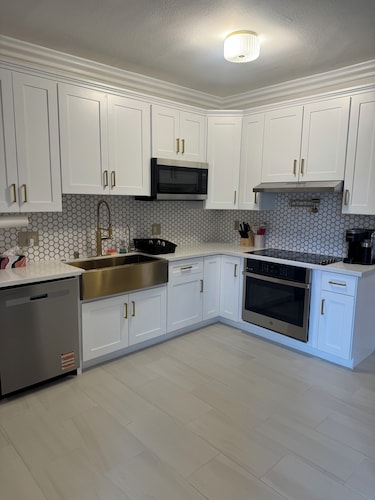 Beautiful 2-bedroom condo in cool San Diego close to the mall!