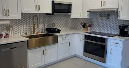 Beautiful 2-bedroom condo in cool San Diego close to the mall!