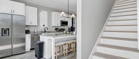 Kühlschrank, Mikrowelle, Ofen, Herdplatte