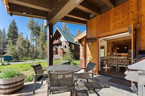 Outdoor dining - A Serene Summer Getaway (Soda Springs)