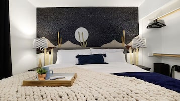 Escritorio, tabla de planchar con plancha, wifi y ropa de cama