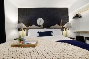 Escritorio, tabla de planchar con plancha, wifi y ropa de cama