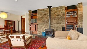 TV, fireplace, books - Moruya Escape – Close to Town, Nature & the Coast (Moruya)