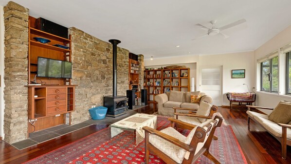 TV, fireplace, books - Moruya Escape – Close to Town, Nature & the Coast (Moruya)