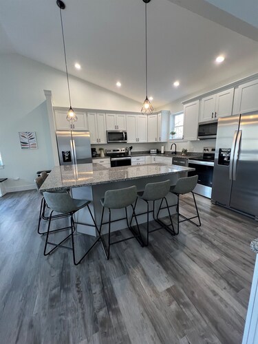 8BR Lakefront Lux Retreat: Private Dock, Sleeps 28