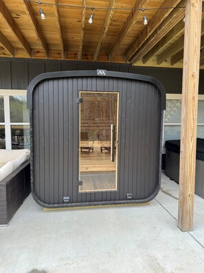 Property grounds - 8BR Lakefront Lux Retreat: Private Dock, Sleeps 28 (Speedwell)
