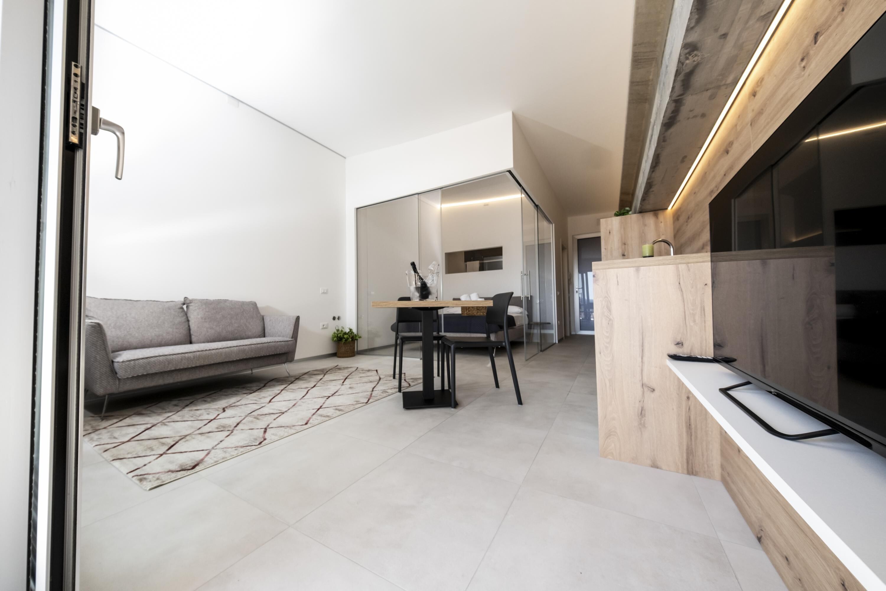 Una cocina moderna con encimera de madera, horno empotrado y ventana sobre el fregadero.