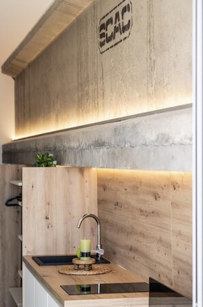 Kjøleskap, mikrobølgeovn, ovn og kokeplater