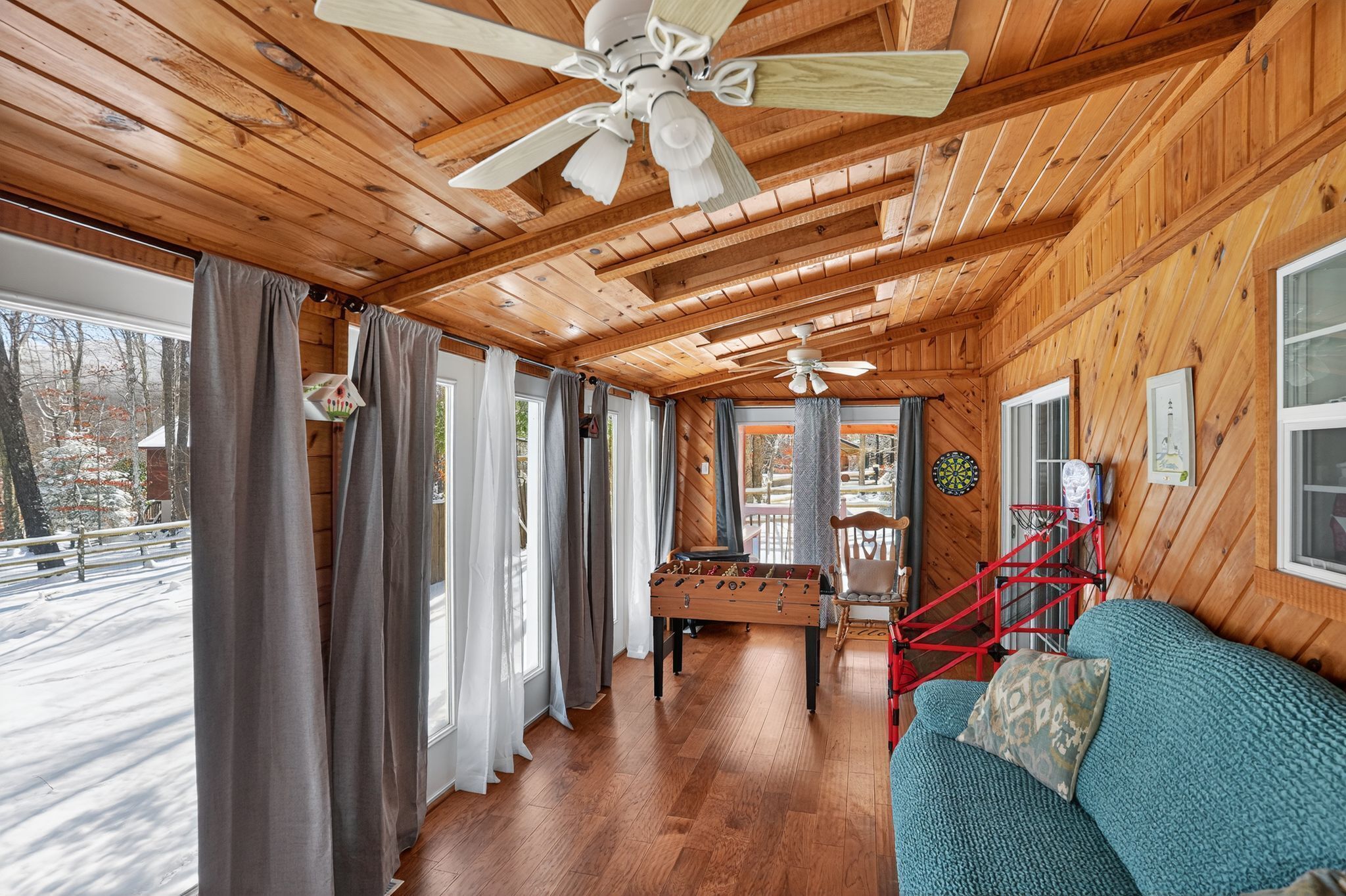 Televisión, chimenea, libros y oficina 