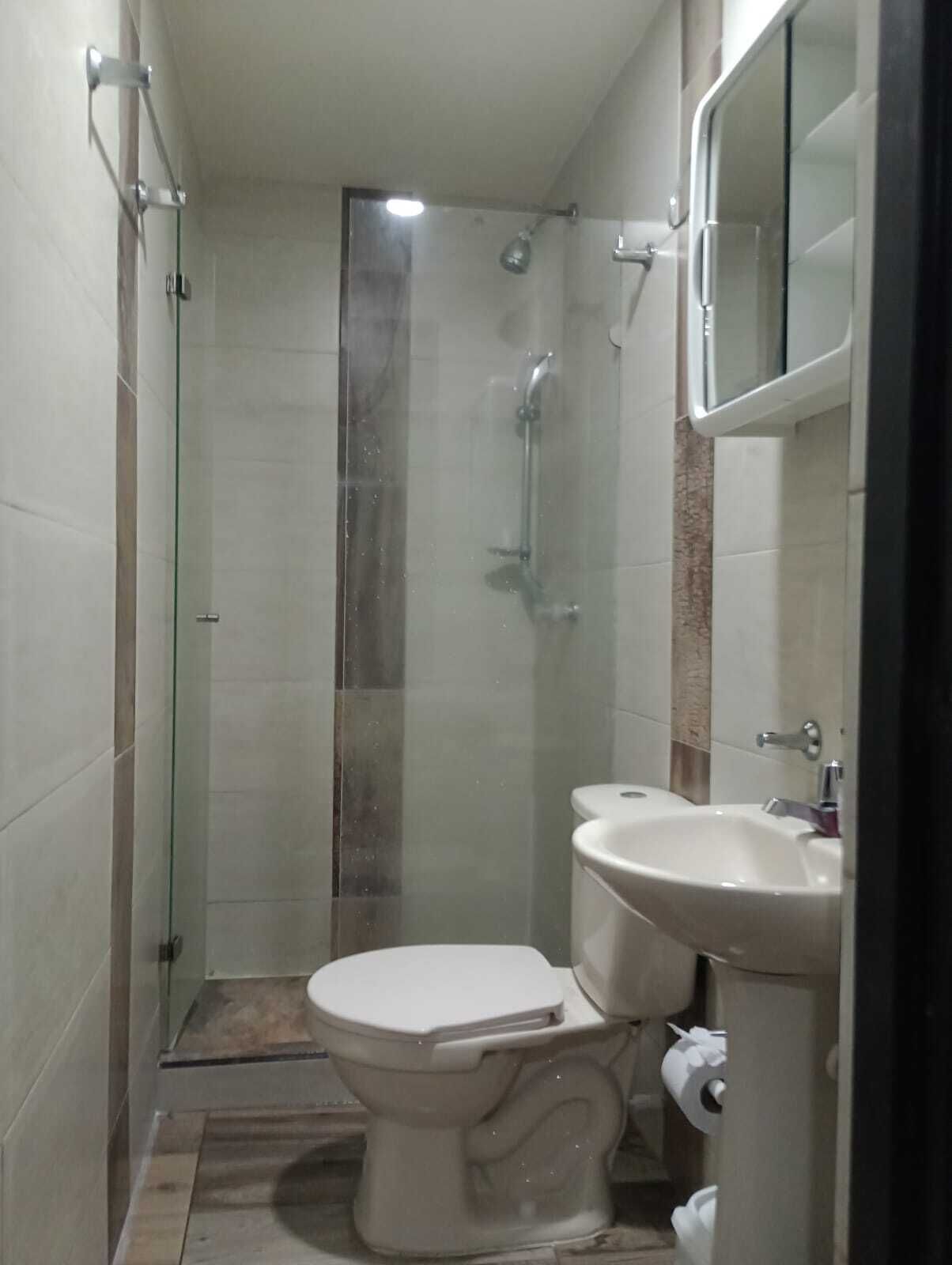 Douche, sèche-cheveux, serviettes fournies, savon