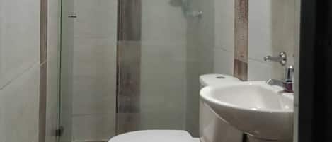 Douche, sĂšche-cheveux, serviettes fournies, savon