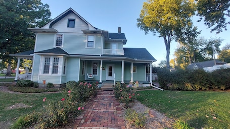 Exterior. Charming peaceful getaway 3 bedrooms 2 bath lovely porches serene secluded patio