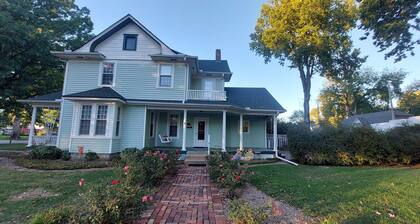 Charming peaceful getaway 3 bedrooms 2 bath lovely porches serene secluded patio