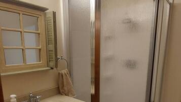 Een douche, een haardroger, handdoeken, zeep