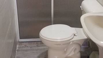 Haartrockner, Handtücher, Seife, Toilettenpapier