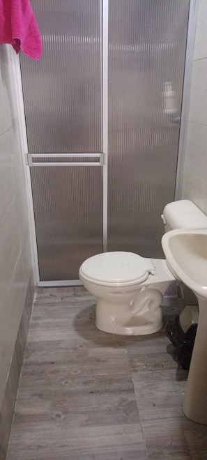 Sèche-cheveux, serviettes fournies, savon, papier toilette