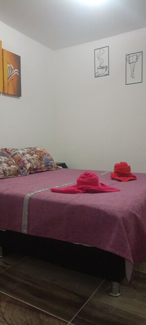 2 makuuhuonetta, silitysrauta/-lauta, Wi-Fi, vuodevaatteet