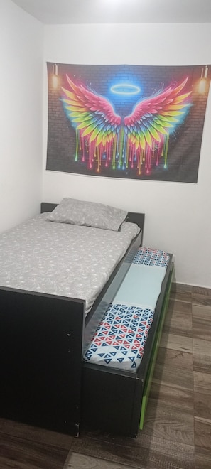 2 chambres, fer et planche à repasser, Wi-Fi, draps fournis