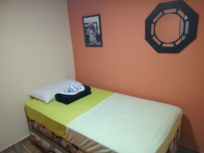 2 habitaciones, tabla de planchar con plancha, wifi y ropa de cama 