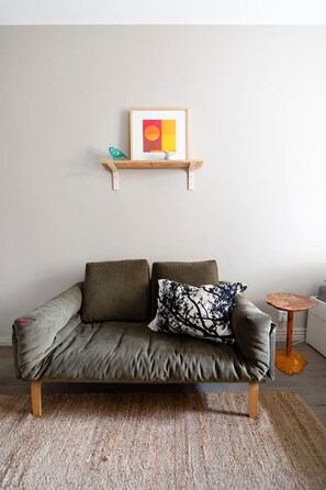 Living area - Stylish Historic Studio in the Heart of Helsinki (Helsinki)
