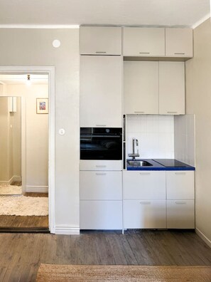 Fridge, microwave, oven, stovetop - Stylish Historic Studio in the Heart of Helsinki (Helsinki)