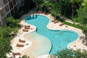 高级公寓, 露台, 泳池景观 | 客房景观