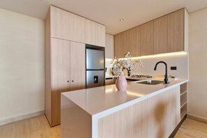 Appartement Supérieur, terrasse, vue piscine | Cuisine privée