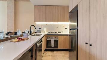 Appartamento Deluxe, 2 camere da letto, terrazzo, vista piscina | Cucina privata | Frigorifero con congelatore, microonde, piano cottura