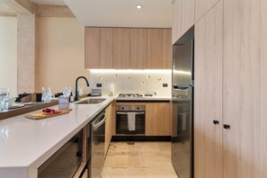 Appartamento Deluxe, 2 camere da letto, terrazzo, vista piscina | Cucina privata | Frigorifero con congelatore, microonde, piano cottura