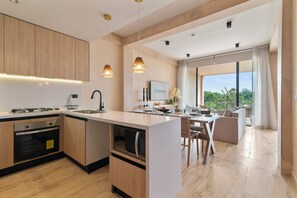 舒适公寓, 2 间卧室, 露台, 高尔夫景观 | 私人厨房 | 大冰箱、微波炉、炉灶、厨具/餐具