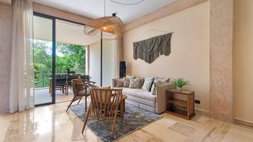 Appartamento Deluxe, 2 camere da letto, terrazzo, vista piscina | Area soggiorno