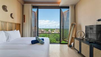 Superior Apartment, Terrace, Pool View | Peti besi dalam bilik, dihias secara berasingan