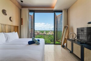 Superior Apartment, Terrace, Pool View | Peti besi dalam bilik, dihias secara berasingan