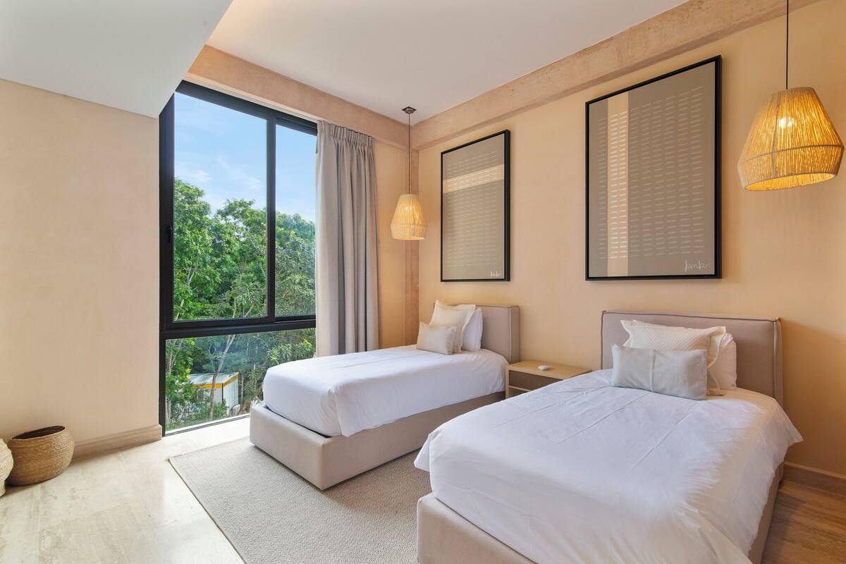 Comfort Apartment, 2 Bedrooms, Terrace | Peti besi dalam bilik, dihias secara berasingan