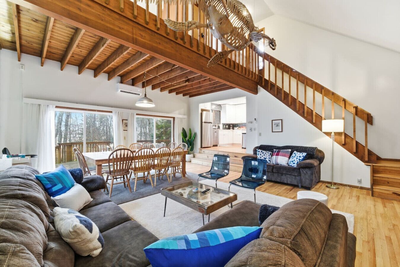 Una televisión, una chimenea