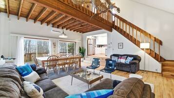 Una televisión, una chimenea