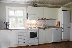 Frigorífico, microondas, horno y placa de cocina