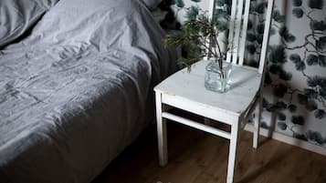 2 bedrooms, desk, WiFi, bed sheets