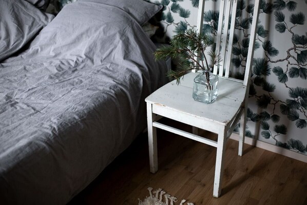 2 bedrooms, desk, WiFi, bed sheets