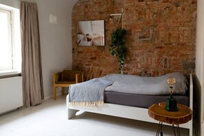 1 Schlafzimmer, Schreibtisch, Bügeleisen/Bügelbrett, Reisekinderbett
