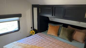 Silitysrauta/-lauta, Wi-Fi, vuodevaatteet