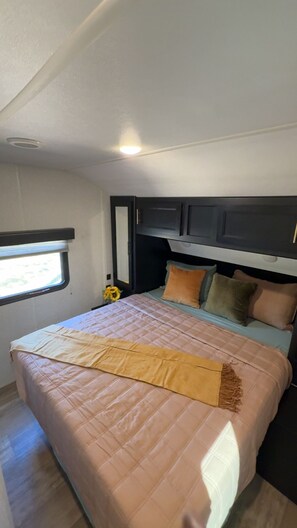 Silitysrauta/-lauta, Wi-Fi, vuodevaatteet