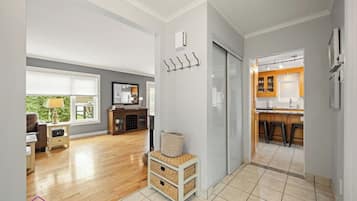 Fernseher, Kamin, Bücher, Stereoanlage