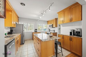 ثلاجة، ميكروويف، فرن، موقد طهي مسطح