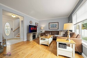 Tv, eldstad, böcker och en stereo